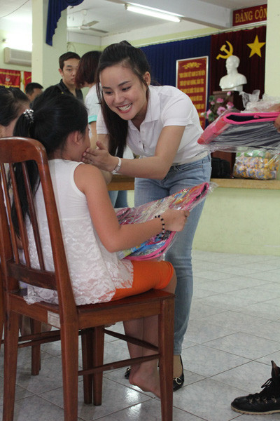 Vy Oanh tự tay bê vác cặp sách từ ngoài vào trong và trao cho từng em một cách ân cần.(Theo Ngôi Sao) Vy Oanh tự tay bê vác cặp sách từ ngoài vào trong và trao cho từng em một cách ân cần.(Theo Ngôi Sao)