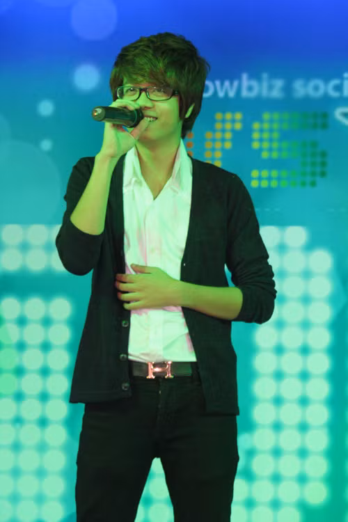 Bùi Anh Tuấn và Bảo Anh đã khiến hàng trăm khán giả trẻ gần như "phát cuồng" khi xuất hiện và góp giọng tại một sự kiện dành cho teen. Để đáp lại tình cảm của người hâm mộ dành cho mình, Bùi Anh Tuấn đã chọn hát lại ca khúc Nơi tình yêu bắt đầu từng giúp anh chinh phục HLV Hồ Ngọc Hà và nổi lên như một "hiện tượng".