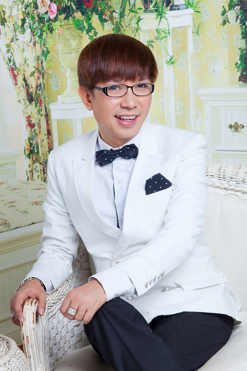 Tuy nhiên, khi hỏi về “thực tế showbiz”, anh trả lời: “Những điều chị nói chỉ là một phần thôi. Còn sự thật khốc liệt hơn nhiều. Nhưng bên cạnh đó, cũng có những điều tốt đẹp, có những tình bạn chân thành trong giới nghệ sĩ.” Xem chi tiết. (Theo giaoduc.net.vn)