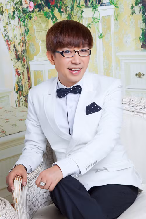 Tuy nhiên, khi hỏi về “thực tế showbiz”, anh trả lời: “Những điều chị nói chỉ là một phần thôi. Còn sự thật khốc liệt hơn nhiều. Nhưng bên cạnh đó, cũng có những điều tốt đẹp, có những tình bạn chân thành trong giới nghệ sĩ.” Xem chi tiết. (Theo giaoduc.net.vn)