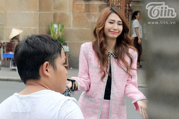 Pha trò trong lúc chụp hình. Pha trò trong lúc chụp hình.