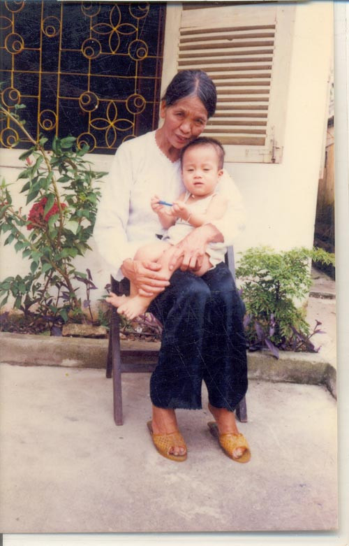 Bùi Anh Tuấn trong vòng tay của bà. Khi này, cậu chưa đầy 1 tuổi. Bùi Anh Tuấn trong vòng tay của bà. Khi này, cậu chưa đầy 1 tuổi.