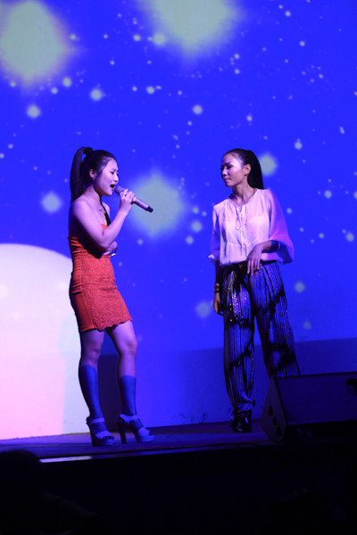 Cô song ca cùng học trò Hương Tràm "I will always love you", không chỉ tôn lên giọng hát đẹp của Hương Tràm, Thu Minh còn "thị phạm" học trò hát như thế nào để... "lấy lòng" khán giả! (Theo ngoisao.net)