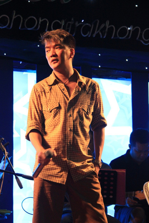 Vừa trở về Việt Nam sau chuyến lưu diễn ở Mỹ và Canada cùng Đan Trường, Thanh Thảo... Đàm Vĩnh Hưng vội vã bắt tay vào việc luyện tập chuẩn bị cho đêm nhạc hàng tháng của mình.