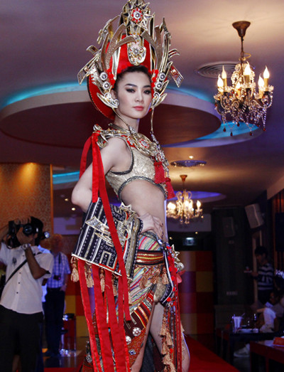 Bộ trang phục "Vũ khúc ngàn năm" của nhà thiết kế Lê Long Dũng được bạn bè quốc tế đánh giá cao. Ngọc Oanh được giới truyền thông phỏng vấn về ý tưởng trang phục Bộ trang phục "Vũ khúc ngàn năm" của nhà thiết kế Lê Long Dũng được bạn bè quốc tế đánh giá cao. Ngọc Oanh được giới truyền thông phỏng vấn về ý tưởng trang phục