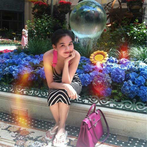 Với chiếc váy ngựa vằn bó sát cơ thể kết hợp với túi xách hồng trẻ trung, Ngọc Trinh khéo léo khoe 3 vòng gợi cảm. (Theo Giaoduc.net.vn) >>Ảnh Ngọc Trinh hóa 'ngựa vằn' gợi cảm Với chiếc váy ngựa vằn bó sát cơ thể kết hợp với túi xách hồng trẻ trung, Ngọc Trinh khéo léo khoe 3 vòng gợi cảm. (Theo Giaoduc.net.vn) >>Ảnh Ngọc Trinh hóa 'ngựa vằn' gợi cảm