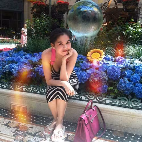 Với chiếc váy ngựa vằn bó sát cơ thể kết hợp với túi xách hồng trẻ trung, Ngọc Trinh khéo léo khoe 3 vòng gợi cảm. (Theo Giaoduc.net.vn) >>Ảnh Ngọc Trinh hóa 'ngựa vằn' gợi cảm