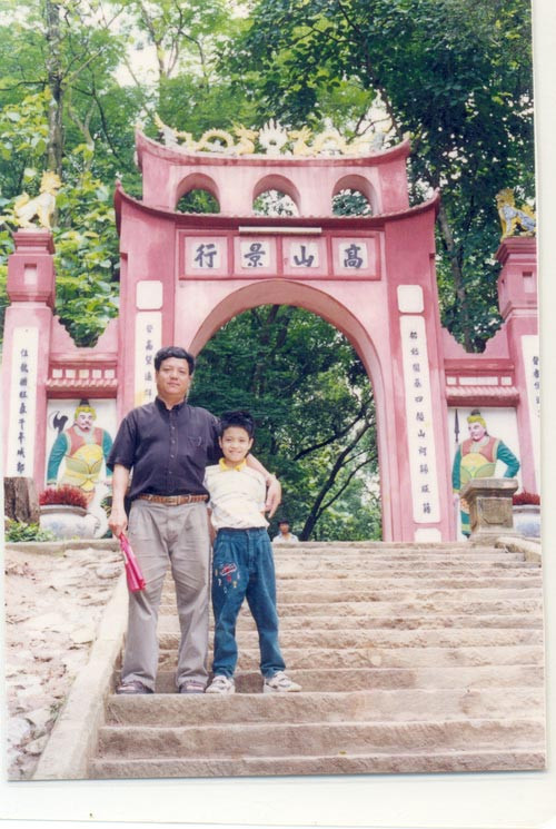 Bùi Anh Tuấn thăm đền Hùng. Bùi Anh Tuấn thăm đền Hùng.