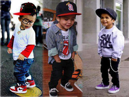 "Bé tí đã phong cách thế này" là bình luận của Facebook Xuân Phương