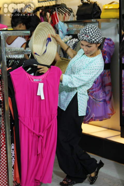 Ngay lập tức chị bị thu hút bởi bộ đầm màu hồng cực bắt mắt.