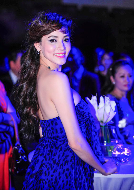 Trang Nhung vừa quyết định rút khỏi một đêm nhạc tổ chức tại Hà Nội vì sợ những ì xèo của chương trình ảnh hưởng tới tên tuổi của mình. Trong sự kiện tổ chức tại lâu đài Long Island, cô diện chiếc váy quây màu xanh với các họa tiết da báo rất trẻ trung...