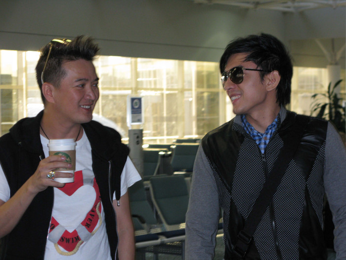 2 nam ca sĩ trò chuyện rất vui vẻ