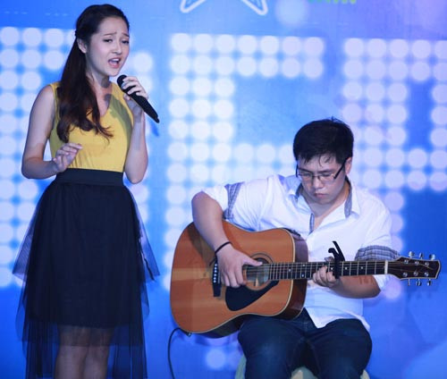 Cô xuất hiện với phong cách "tiểu thư" thường thấy Cô xuất hiện với phong cách "tiểu thư" thường thấy