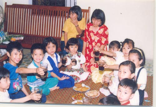 Sinh nhật của Tuấn được bố mẹ chuẩn bị đơn giản tại nhà nhưng ấm áp. Những bạn bè, anh chị trong xóm cũng đến chúc mừng cậu. Sinh nhật của Tuấn được bố mẹ chuẩn bị đơn giản tại nhà nhưng ấm áp. Những bạn bè, anh chị trong xóm cũng đến chúc mừng cậu.