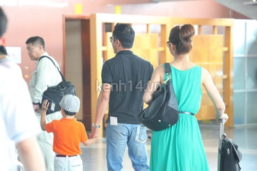 Người yêu của Jennifer Phạm còn dắt tay Bảo Nam vào khu vực kiểm tra hành lý trước khi lên máy bay.