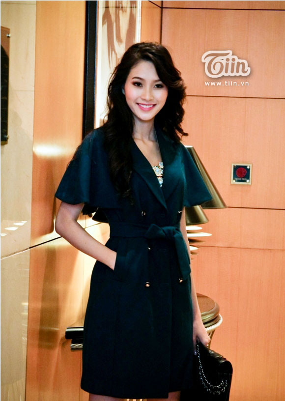 Sau khi hoàn thành những hoạt động đầu tiên trong nhiệm kỳ Hoa hậu của mình tại quê nhà Bạc Liêu, người đẹp Đặng Thu Thảo đã quay trở lại TP.Hồ Chí Minh để tiếp tục công việc. Cô xuất hiện tại một khách sạn năm sao rất nổi tiếng. Nhìn qua có vẻ như Đặng Thu Thảo đang thực hiện một bộ ảnh mới của mình tại đây.