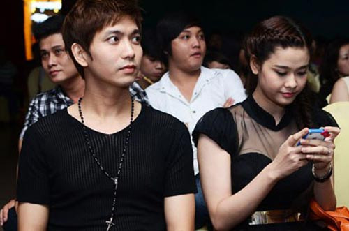 Đây là lần đầu tiên công chúng bắt gặp cặp đôi này xuất hiện cùng nhau sau khi Quỳnh Anh sinh nở.(Theo Zing) Đây là lần đầu tiên công chúng bắt gặp cặp đôi này xuất hiện cùng nhau sau khi Quỳnh Anh sinh nở.(Theo Zing)