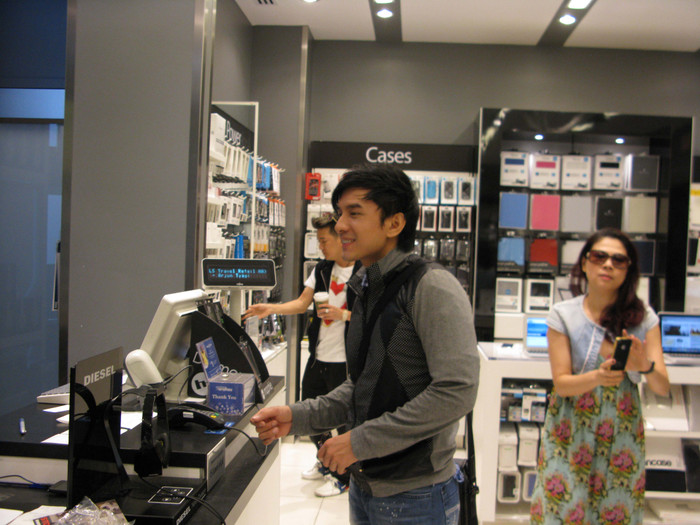 Trong khi Đan Trường trò chuyện với nhân viên sân bay thì Thanh Thảo tranh thủ chụp hình