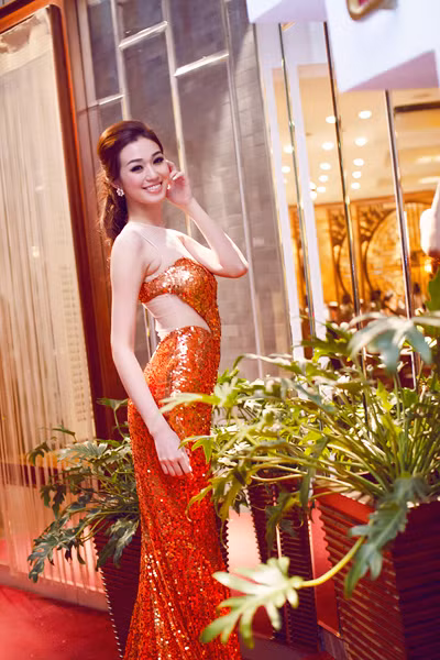 Khánh My cũng sở hữu vóc dáng thanh mảnh nên những bộ đầm dài ôm sát giúp cô tạo nên sức quyến rũ của riêng mình. Khánh My cũng sở hữu vóc dáng thanh mảnh nên những bộ đầm dài ôm sát giúp cô tạo nên sức quyến rũ của riêng mình.