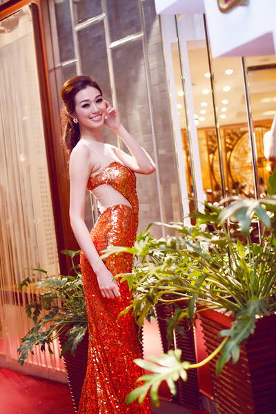 Khánh My cũng sở hữu vóc dáng thanh mảnh nên những bộ đầm dài ôm sát giúp cô tạo nên sức quyến rũ của riêng mình. Khánh My cũng sở hữu vóc dáng thanh mảnh nên những bộ đầm dài ôm sát giúp cô tạo nên sức quyến rũ của riêng mình.