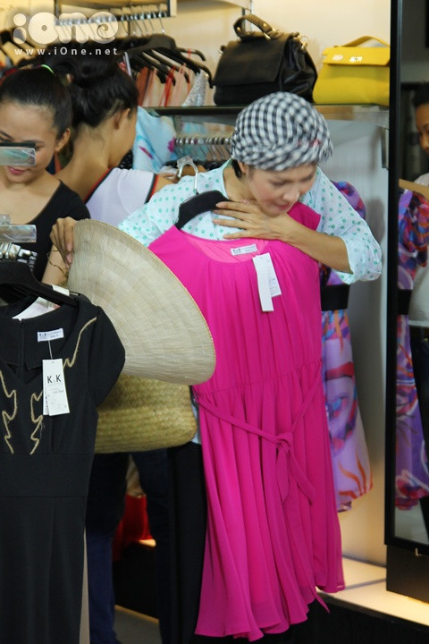 ... ướm thử lên người...