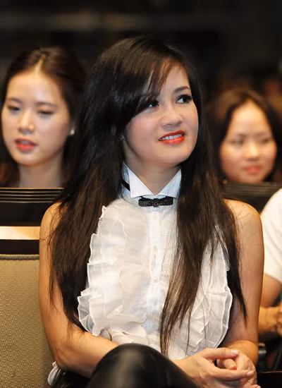 Nữ ca sĩ được mệnh danh là một trong những "nhan sắc không tuổi" của làng giải trí Việt Nam. Nữ ca sĩ được mệnh danh là một trong những "nhan sắc không tuổi" của làng giải trí Việt Nam.