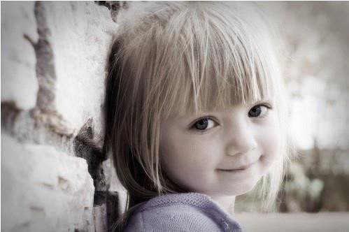 Khuôn mặt và nụ cười mủm mỉm của cô bé xinh như búp bê này khiến người ta có cảm giác bình yên Khuôn mặt và nụ cười mủm mỉm của cô bé xinh như búp bê này khiến người ta có cảm giác bình yên