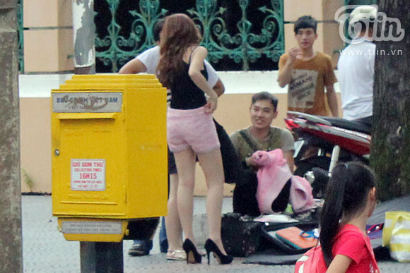 Cô nàng liên tục cởi đồ giữa nơi công cộng. Cô nàng liên tục cởi đồ giữa nơi công cộng.