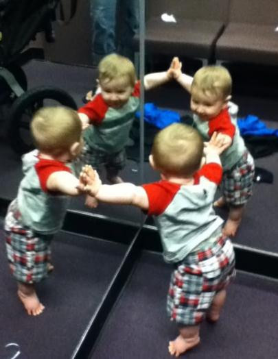 Cậu bé này đang rất vui vì được gặp nhiều... bạn