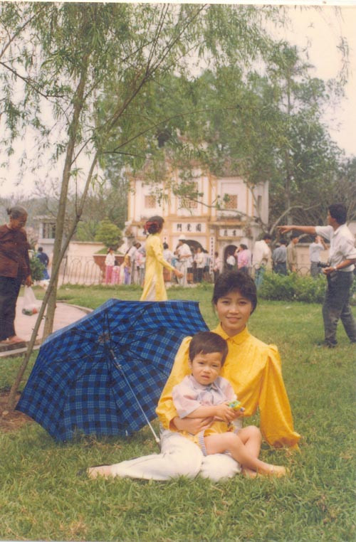 Khi được 2 tuổi, cậu được mẹ cho đi chơi công viên và chụp hình kỷ niệm Khi được 2 tuổi, cậu được mẹ cho đi chơi công viên và chụp hình kỷ niệm