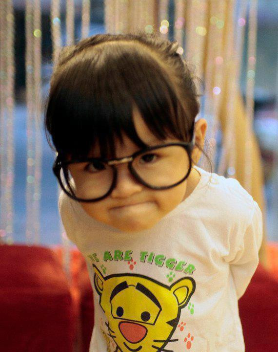 Bạn ThaiTuan băn khoăn: "Cô nhóc này đang bắt chước điệu bộ của ai nhỉ?"