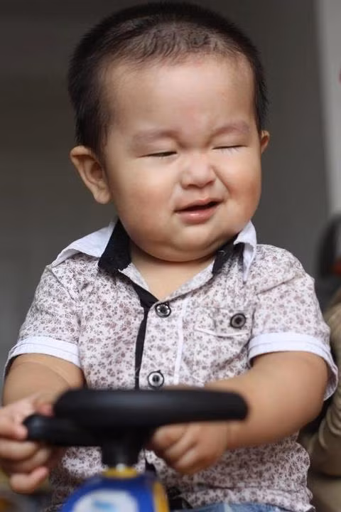 Facebook HoaiThuThu chú thích: "Để yên cho người ta lái"