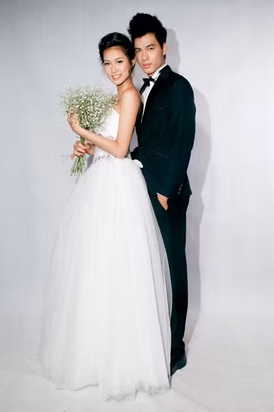 Vương Thu Phương mặc áo cưới, chụp ảnh thời trang cùng mẫu nam Mai Quốc Toàn.