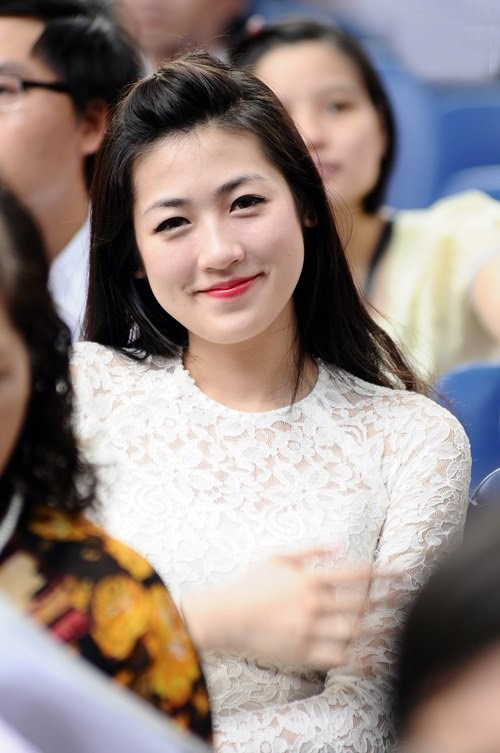 Sau hai năm rời xa mái trường PTTH thân yêu, Dương Tú Anh đã có dịp trở về trường cũ để tham dự lễ khai giảng năm học mới cùng các thầy cô giáo cũ và đàn em của mình. Sau hai năm rời xa mái trường PTTH thân yêu, Dương Tú Anh đã có dịp trở về trường cũ để tham dự lễ khai giảng năm học mới cùng các thầy cô giáo cũ và đàn em của mình.