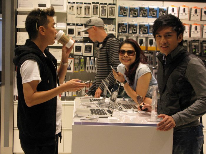 Cả 3 đang chờ tới giờ bay