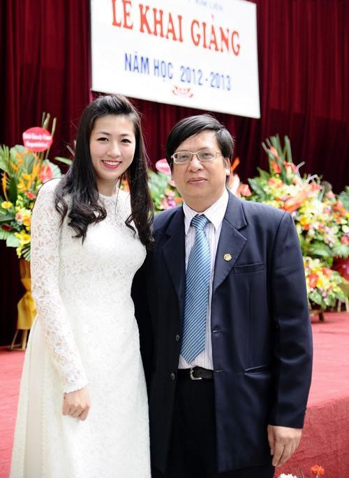 Buổi khai giảng của trường năm nay bỗng trở nên đặc biệt hơn khi các thầy cô và học sinh trường PTTH Kim Liên rất hứng khởi chào đón cô trò cũ của trường, tân Á khôi 1 Hoa hậu Việt Nam 2012 cũng đến tham dự.(Theo 24h) Buổi khai giảng của trường năm nay bỗng trở nên đặc biệt hơn khi các thầy cô và học sinh trường PTTH Kim Liên rất hứng khởi chào đón cô trò cũ của trường, tân Á khôi 1 Hoa hậu Việt Nam 2012 cũng đến tham dự.(Theo 24h)