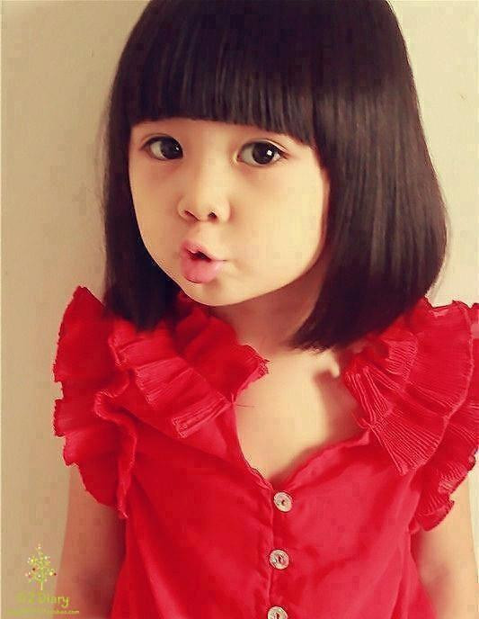 Cô nhóc này đang được các cư dân Facebook "truy tìm" tên tuổi và "gốc tích" vì "quá đáng yêu"- Lời Facebook Hương Thảo