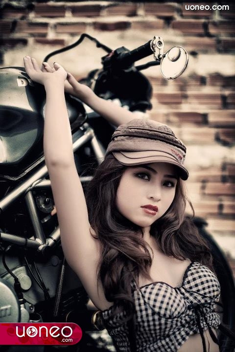 "Còn việc công bố những đoạn tin nhắn đó là để mọi người thấy nhiều bạn gái trẻ có ngoại hình đẹp, có chút tiếng tăm... thường rất dễ bị dụ dỗ, gạ gẫm. Nếu không làm chủ được mình trước cám dỗ vật chất thì rất dễ bị sa ngã, đánh mất chính mình. Đó cũng là mặt trái của sự nổi tiếng mà chính bản thân nhiều cô gái trẻ đã gặp phải trong thực tế.", cô nói về việc chia sẻ chuyện bị mua dâm với 1 trang tin.