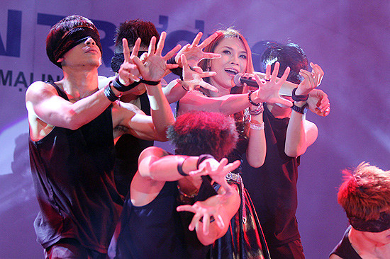 Các ca khúc Sai, Chuyện như chưa bắt đầu, Ước gì, liên khúc Cho một tình yêu... hòa nhịp cùng những bước nhảy sôi động của Mỹ Tâm và vũ đoàn càng khiến đêm nhạc cuồng nhiệt, sôi động hơn. Các ca khúc Sai, Chuyện như chưa bắt đầu, Ước gì, liên khúc Cho một tình yêu... hòa nhịp cùng những bước nhảy sôi động của Mỹ Tâm và vũ đoàn càng khiến đêm nhạc cuồng nhiệt, sôi động hơn.