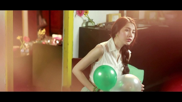 Và thể hiện rất tốt tâm trạng chờ đợi, ngóng trông của 1 cô thiếu nữ trước mối tình đầu tiên.