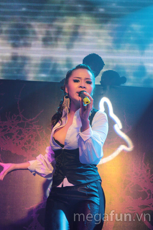 "Yêu nữ" Vũ Hạnh Nguyên cùng "tiếp lửa" cho Vũ điệu đường cong "Yêu nữ" Vũ Hạnh Nguyên cùng "tiếp lửa" cho Vũ điệu đường cong