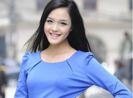 Xuất hiện ở một cửa hàng tại Hà Nội, Hoàng Anh gây chú ý bởi vóc dáng gợi cảm và phong cách trò chuyện cực thân thiện.