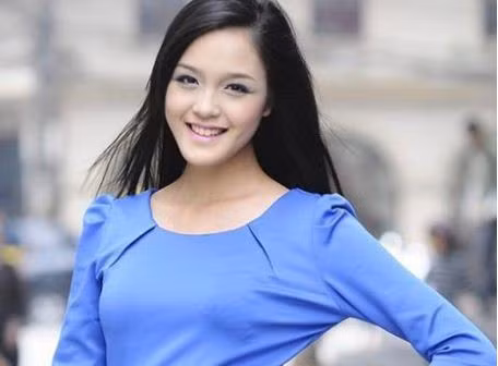 Xuất hiện ở một cửa hàng tại Hà Nội, Hoàng Anh gây chú ý bởi vóc dáng gợi cảm và phong cách trò chuyện cực thân thiện.