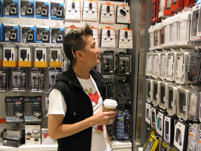 Mr,Đàm tham quan quầy mua sắm tại sân bay