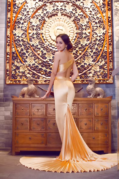 Trong bộ váy lộng lẫy và với bối cảnh này, Hoa hậu Mai Phương Thúy giống như 1 nữ thần gợi cảm Trong bộ váy lộng lẫy và với bối cảnh này, Hoa hậu Mai Phương Thúy giống như 1 nữ thần gợi cảm