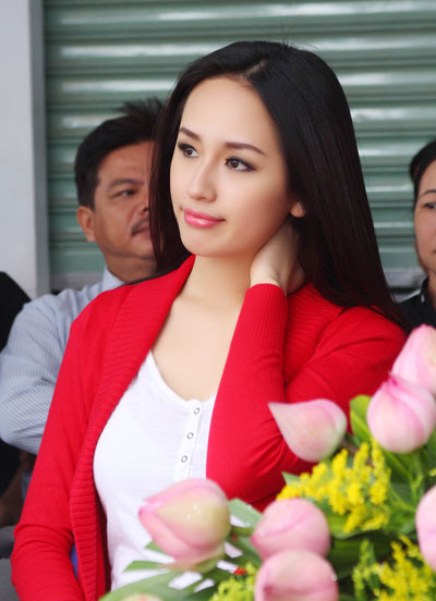 Mai Phương Thúy diện trang phục khá giản dị khi xuất hiện trong lễ khai giảng năm học mới của một trường THCS tại TP HCM.