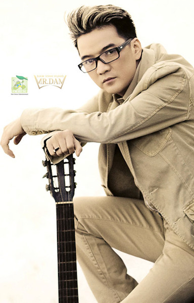 Khác với lần phản ứng mạnh mẽ Thanh Lam, Mr Đàm đã phản ứng khá nhẹ nhàng trước câu nói ví mình như… con rối của ca sĩ đàn chị Bảo Yến. Ông hoàng nhạc Việt hiểu tâm tính của ca sĩ Bảo Yến và hoàn toàn thông cảm trước những lời nói “chướng tai” mà ca sĩ đàn chị này nhắm vào anh: “Dân trong giới ai ai cũng biết rõ bệnh tình của chị Yến mà. Thương thật". Xem chi tiết (GDVN) Khác với lần phản ứng mạnh mẽ Thanh Lam, Mr Đàm đã phản ứng khá nhẹ nhàng trước câu nói ví mình như… con rối của ca sĩ đàn chị Bảo Yến. Ông hoàng nhạc Việt hiểu tâm tính của ca sĩ Bảo Yến và hoàn toàn thông cảm trước những lời nói “chướng tai” mà ca sĩ đàn chị này nhắm vào anh: “Dân trong giới ai ai cũng biết rõ bệnh tình của chị Yến mà. Thương thật". Xem chi tiết (GDVN)