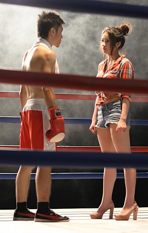 MV mới vẫn có hình ảnh sàn boxing quen thuộc với hình ảnh của cô 3 năm trước đây