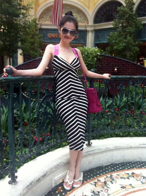 Từ trang cá nhân, "nữ hoàng nội y" Ngọc Trinh liên tục cập nhật chuyến đi của mình bằng cách đăng tải những bức ảnh mới. >>Ảnh Ngọc Trinh hóa 'ngựa vằn' gợi cảm Từ trang cá nhân, "nữ hoàng nội y" Ngọc Trinh liên tục cập nhật chuyến đi của mình bằng cách đăng tải những bức ảnh mới. >>Ảnh Ngọc Trinh hóa 'ngựa vằn' gợi cảm