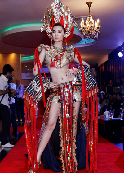 Trang phục nặng gần 20kg nhưng đại diện Việt Nam vẫn di chuyển nhẹ nhàng. Cô thu hút ánh nhìn của mọi người. Trang phục nặng gần 20kg nhưng đại diện Việt Nam vẫn di chuyển nhẹ nhàng. Cô thu hút ánh nhìn của mọi người.